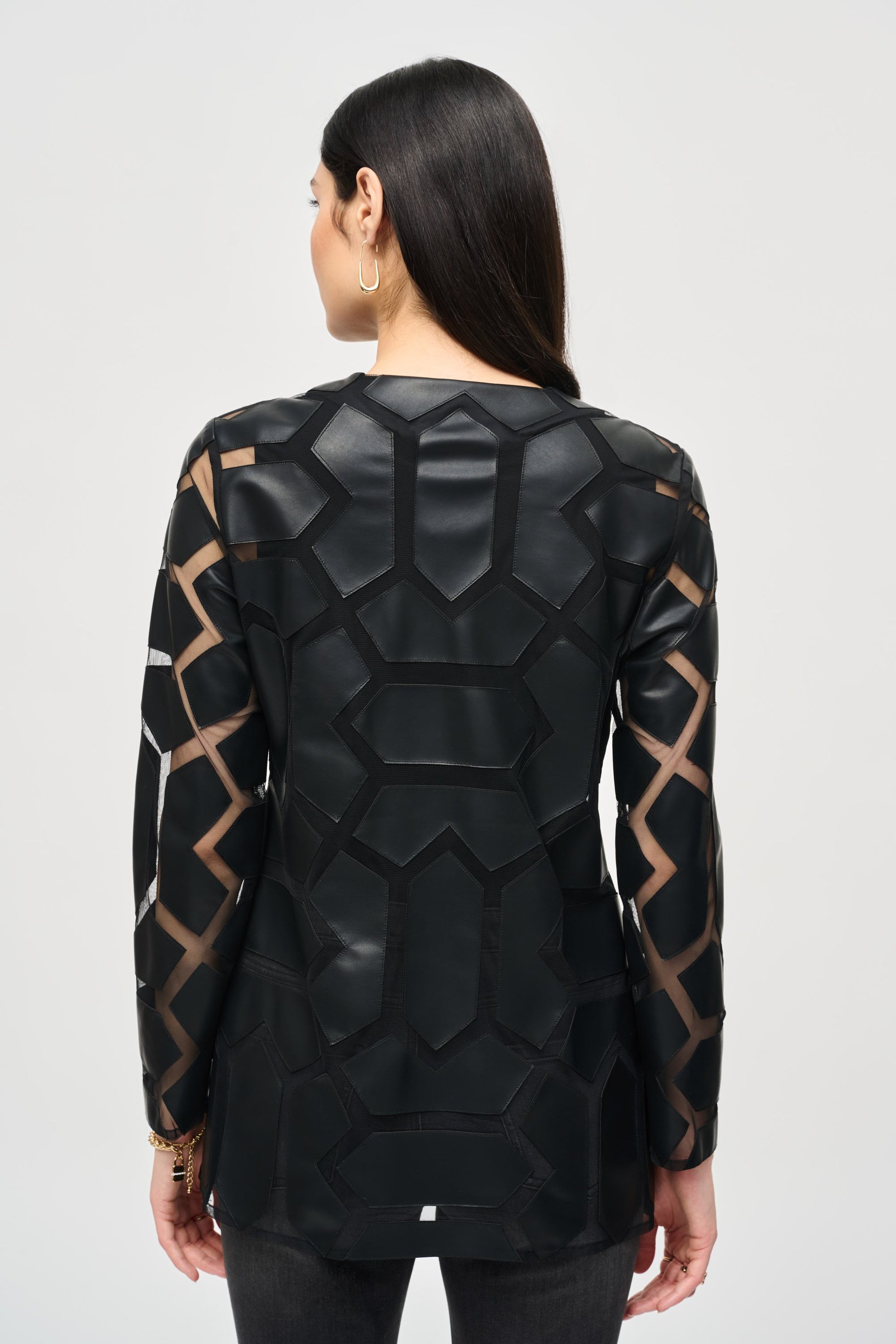 Jacke aus Kunstleder mit Laser-Cut-Details (Schwarz/schwarz)